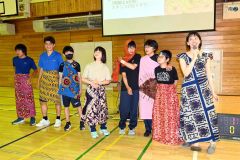 頭や腰に巻いたり肩からかけたり思い思いにアフリカ布でおしゃれをする生徒とＵＮＤＰ職員（右）