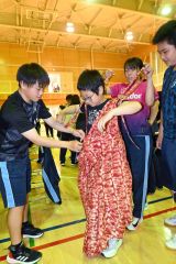 浦幌中でＵＮＤＰ特別授業　生徒の絵を万博の国連パビリオンで展示 6