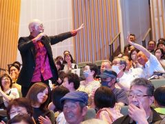 物真似芸を披露する原口あきまささん