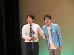漫才を披露するハマカーンの浜谷健司さん（左）神田伸一郎さん（右）　