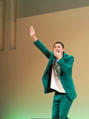一発芸を披露するどんぐりたけしさん