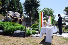 いで湯の磐座前で祭文を読み上げる十勝川温泉旅館組合の杉本組合長