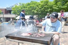 農大生が生産した霜降り牛を堪能する来場者