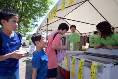 農業経営研究科の加工品コーナー
でアイスクリームを買い求める子どもたち
