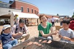 和牛焼き肉、コロッケ、焼き鳥に人だかり　大盛況の農大祭　本別