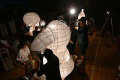 行燈の製作に励む広尾町商工会青年部員、町役場職員、広尾署員ら