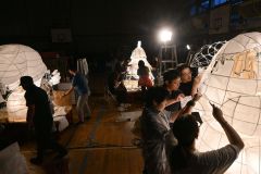 広尾高校の行燈行列　大人製作の「さーたちゃん」「ツリー君」「ほくとくん」行燈も参加