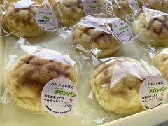 交通事故防止を訴えるメロンパン
