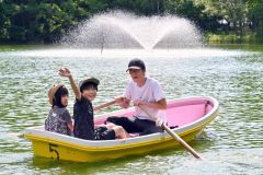 緑ケ丘公園のボート再開　水辺に笑顔