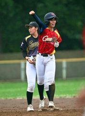 【決勝・グラティアスウイッシュ―ＪＢＣ札幌】三回、二塁打で塁上でガッツポーズをとる江川