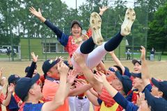 全国出場を決めメンバーらから胴上げされるグラティアスの横山詩知佳（うちか）主将（塩原真撮影）