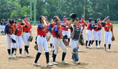 【決勝・グラティアスウイッシュ―ＪＢＣ札幌】初優勝を決め喜びに湧くグラティアスウイッシュの選手たち