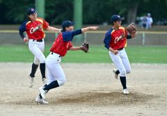 【準決勝・グラティアスウイッシュ―札幌ブルーシェジュニア】声を掛け合ってアウトを取る（右から）横山、中尾、荒木