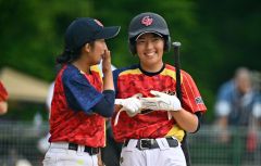 試合中も笑顔を見せる中尾（右）