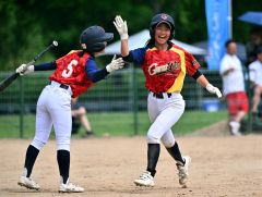 【準決勝・グラティアスウイッシュ―札幌ブルーシェジュニア】五回、左安打で出塁した塚林が増子の右適時二塁打で生還する