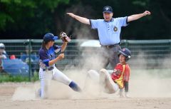 【準決勝・グラティアスウイッシュ―札幌ブルーシェジュニア】二回、左二塁打で出塁した江川が三盗を決める