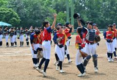 【決勝・グラティアスウイッシュ―ＪＢＣ札幌】初優勝を決め、喜びに沸くグラティアスウイッシュの選手たち