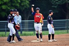 【決勝・グラティアスウイッシュ―ＪＢＣ札幌】グラティアスウイッシュは六回、木下が右中間三塁打でガッツポーズする