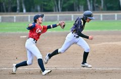 【決勝・グラティアスウイッシュ―ＪＢＣ札幌】六回に飛び出した三塁走者をタッチアウトにする横山