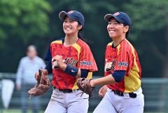ベンチに戻る横山（左）と中尾
