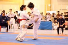 【一般女子上級】攻撃を仕掛ける葵塾の森田向日葵（右）