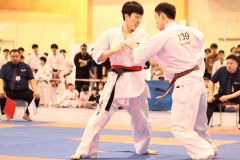 【一般男子上級】相手と競り合う葵塾の前田礼生