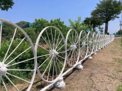 馬鍬の名残を感じさせる車輪の柵