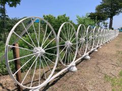馬鍬の名残を感じさせる車輪の柵