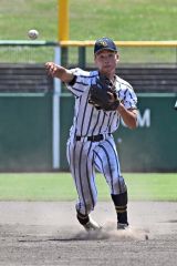 【Ａブロック代表決定戦・白樺学園―帯工】内野ゴロを軽快にさばく白樺学園の上一颯主将