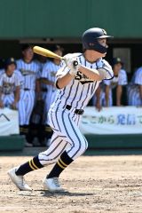 【Ａブロック代表決定戦・白樺学園―帯工】白樺学園の４番・冨澤悠斗は３回２死から右中間に２本目の二塁打を放つ