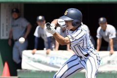 【Ａブロック代表決定戦・白樺学園―帯工】白樺学園は２回１死一、三塁で後藤健のスクイズが適時内野安打となり１－１の同点とする