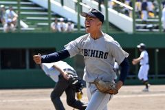 【Ａブロック代表決定戦・白樺学園―帯工】帯工のエース水野隼は１回、白樺打線を三者凡退に打ち取り、拳を握りながらベンチへと引き上げる