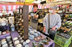 全国の窯元から集めた陶磁器を品定めする来場客（２９日午前１０時４０分ごろ、塩原真撮影）