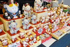 会場にはお皿や湯飲みの他に、招き猫の置物も