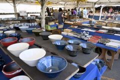 約２０万点の陶磁器が並ぶ会場（２８日午後２時ごろ）