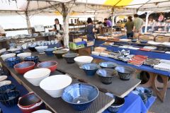 約２０万点の陶磁器が並ぶ会場（２８日午後２時ごろ）