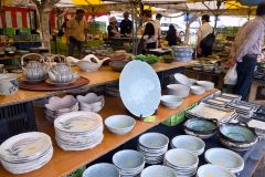 約２０万点の陶磁器が並ぶ会場（２８日午後２時ごろ）