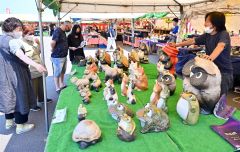 全国の窯元から集めた陶磁器を品定めする来場客（２９日午前１０時４０分ごろ、塩原真撮影）