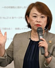 「編集者目線＋読者目線」による広報誌作りについて解説する矢嶋さん