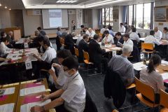 ４町村の議員らが「読まれる紙面」を意識した広報誌作りについて学んだ研修会