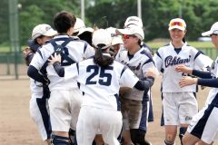 優勝が決まり、喜ぶ選手たち（チーム提供）