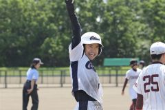 【決勝・帯大谷―とわの森三愛】初回、適時打を放って笑顔を見せる帯大谷の手塚仁菜（チーム提供）