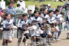 グラウンドに駆け出す帯大谷の選手たち（チーム提供）