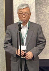 乾杯をする堀口登志雄相談役