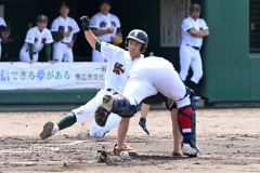 【Ｃブロック代表決定戦・帯大谷―帯緑陽】帯緑陽は１回２死一、二塁で小笠原悠の右前適時打で鈴木健太郎が生還する