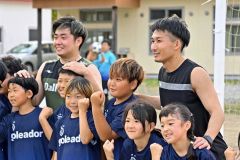 後輩たちと写真撮影する（後列手前から）三浦憂さんと岩館汰一さん