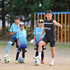 後輩に指導する三浦憂さん