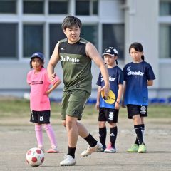 後輩に指導する岩館汰一さん