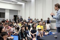 絵本の制作秘話などを語るとよたさん（右）