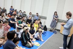 絵本の制作秘話などを語るとよたさん（右）